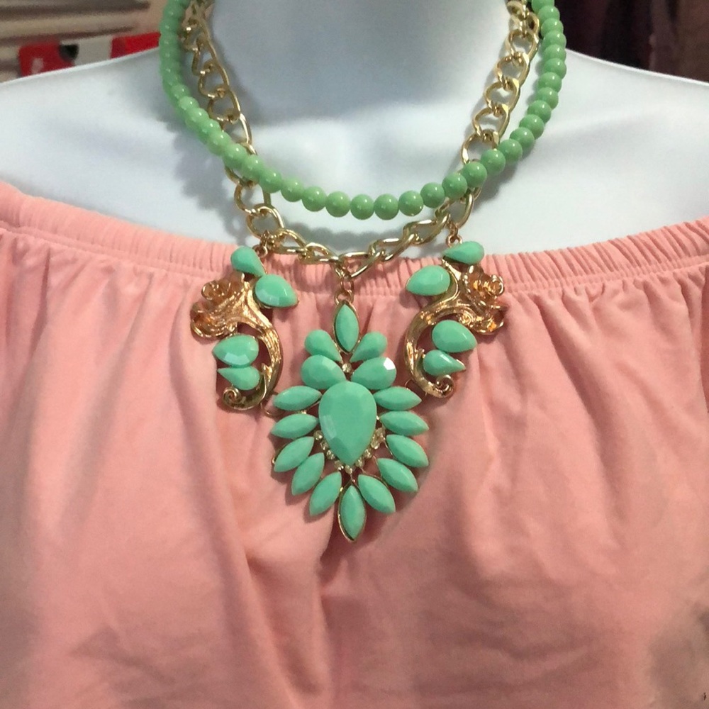 Bib necklace. Accent necklace.